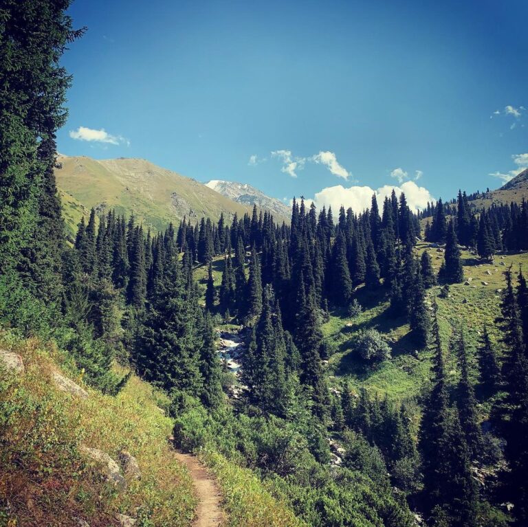 Alma Arasan hiking