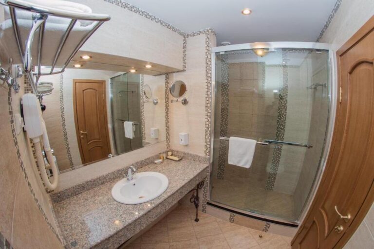 Bathroom of one Bedroom suite in hotel Uyut