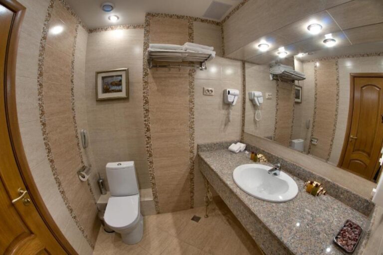 Bathroom of superior Comfort Deluxe