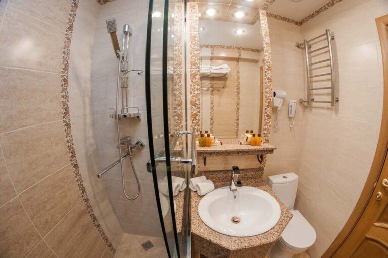 Bathroom of superior standard in hotel Uyut