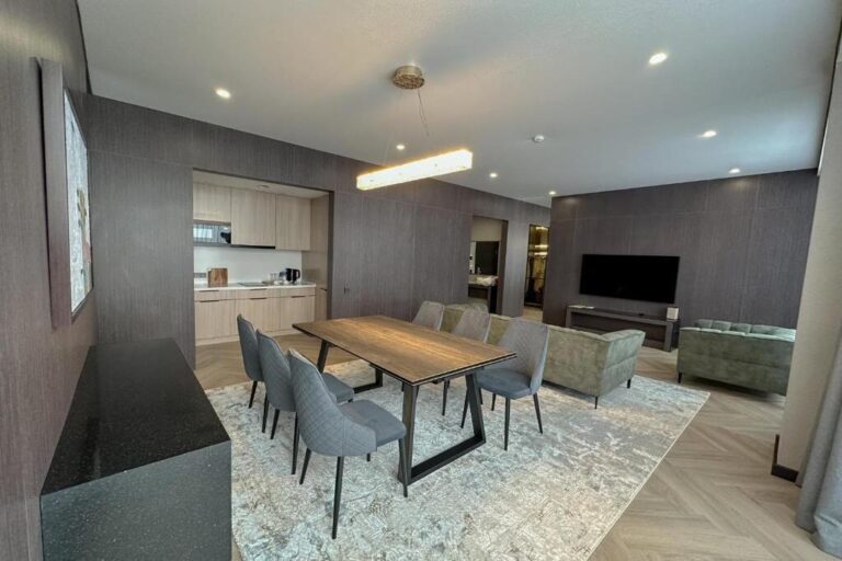 Living room of Deluxe suite in Resident City hotel