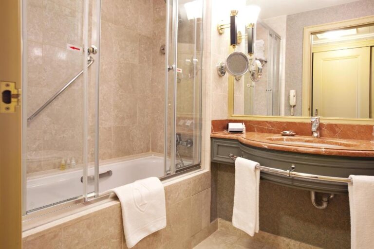 bathroom of Classic Room in InterContinental Almaty