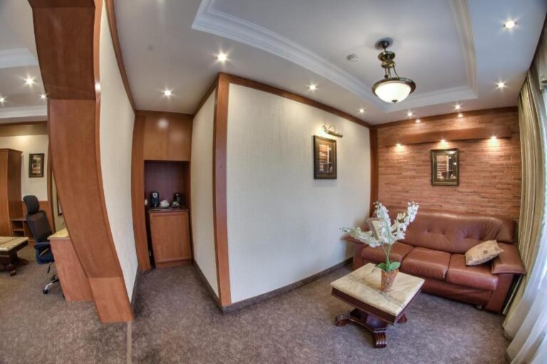 living area of Junior suite in hotel Uyut