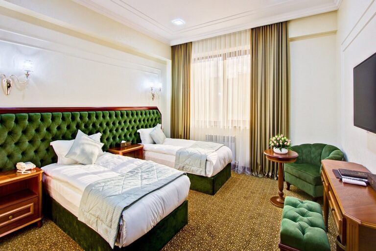 standard Twin room in Plaza hotel