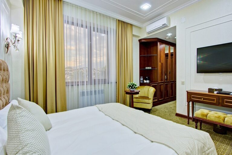 standard double room in Plaza hotel